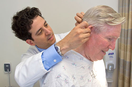 Joel Gelfand examines a patient with psoriasis.